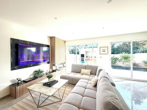 Smart TV, books - Villa with private pool - 3 suites - air conditioning & parking - walking distance to the beach - quiet location (Agde)