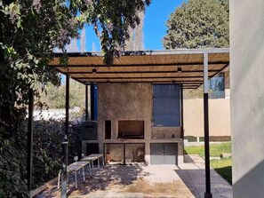 Property grounds - La Sofía: Impeccable pet-friendly chalet in THE center of Chacras (top location) (Chacras de Coria)