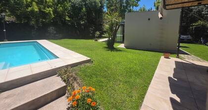 La SofĂa: Impeccable pet-friendly chalet in THE center of Chacras (top location)