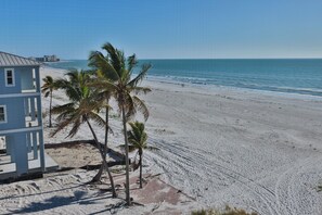 Am Strand, Liegestühle, Strandtücher