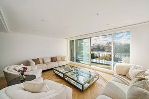 Living area - Chiswick Riverside House (London)