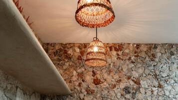 Een microgolfoven, een oven, een kookplaat, een vaatwasser