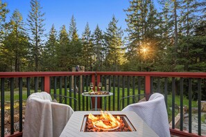 Outdoor dining - Mendocino Stone Ranch Compound, by Vinifera Homes (Anchor Bay)