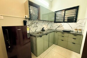 Private kitchen - Cozy 1-bedroom apartment in charming Indore with AC (Indore)