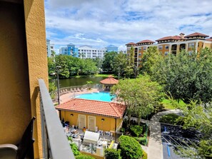Property grounds - Spacious 2BR/2BA Pool & Lake View Condo Near Disney & All Parks (Orlando)