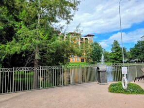 Property grounds - Spacious 2BR/2BA Pool & Lake View Condo Near Disney & All Parks (Orlando)