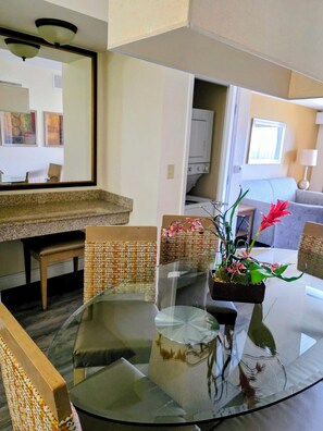 Dining - Spacious 2BR/2BA Pool & Lake View Condo Near Disney & All Parks (Orlando)