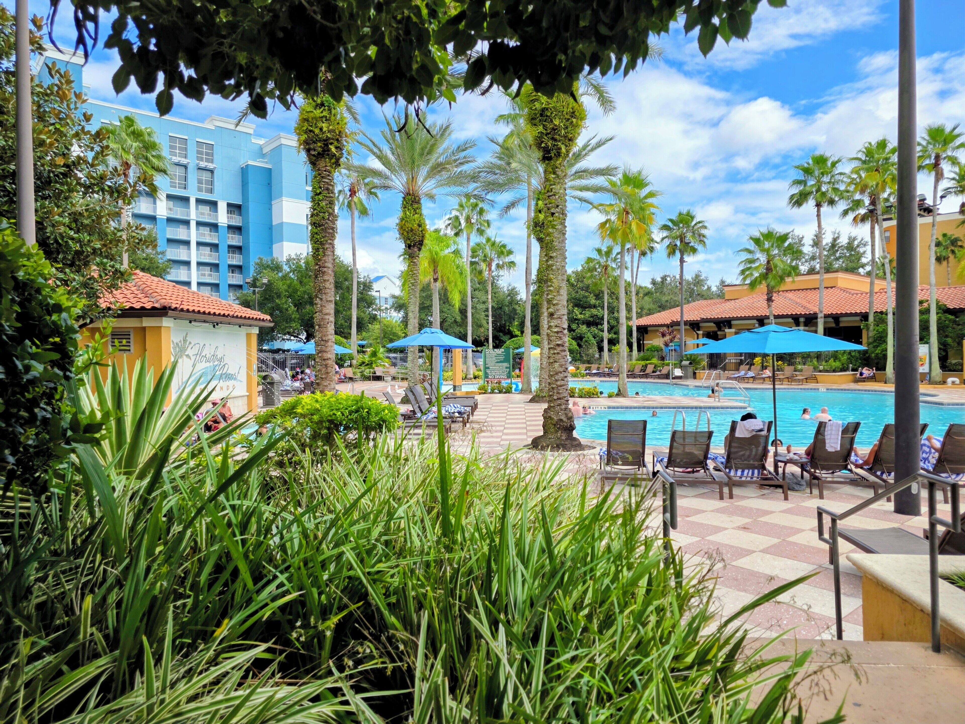 Een buitenzwembad en een verwarmd zwembad