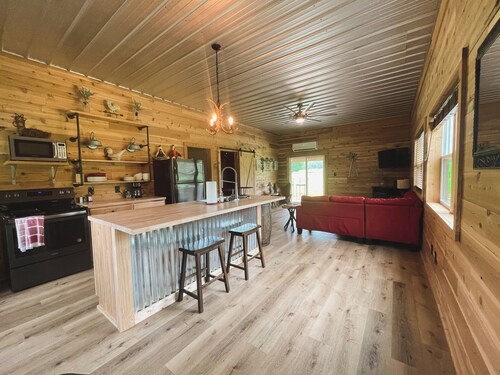 The Shawnee Farmhouse - 3-bedroom, 2 bathroom, cabin the heart of Southern IL