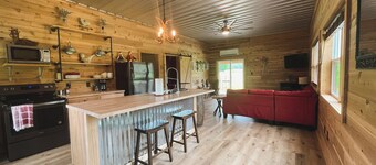 The Shawnee Farmhouse - 3-bedroom, 2 bathroom, cabin the heart of Southern IL