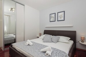 3 bedrooms, desk, iron/ironing board, travel crib - Villa with private pool, terrace and garden with fireplace (Nerezisca)
