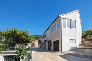 Exterior - Villa with private pool, terrace and garden with fireplace (Nerezisca)