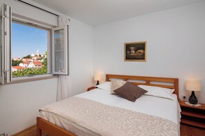 3 bedrooms, desk, iron/ironing board, travel cot - Villa with private pool, terrace and garden with fireplace (Nerezisca)