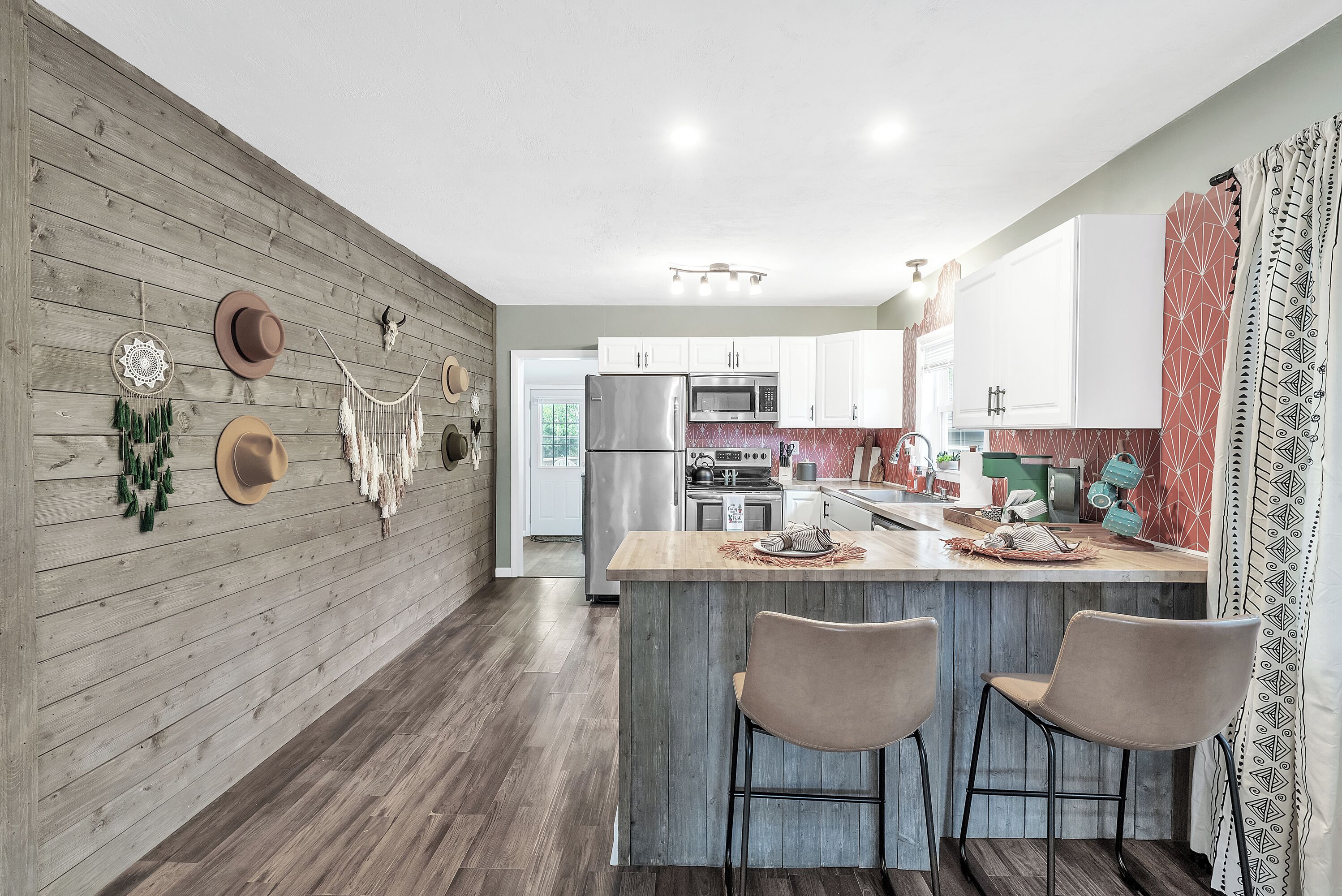 Réfrigérateur, four à micro-ondes, un four, surface de cuisson