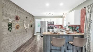 Réfrigérateur, four à micro-ondes, un four, surface de cuisson