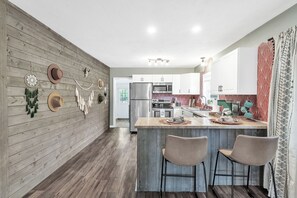 Kylskåp, mikrovågsugn, ugn och spishäll