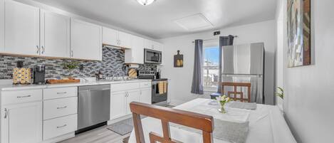 Réfrigérateur, micro-ondes, four, plaque de cuisson