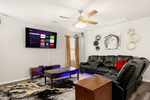 Smart-tv, tv-spel och ett bordtennisbord