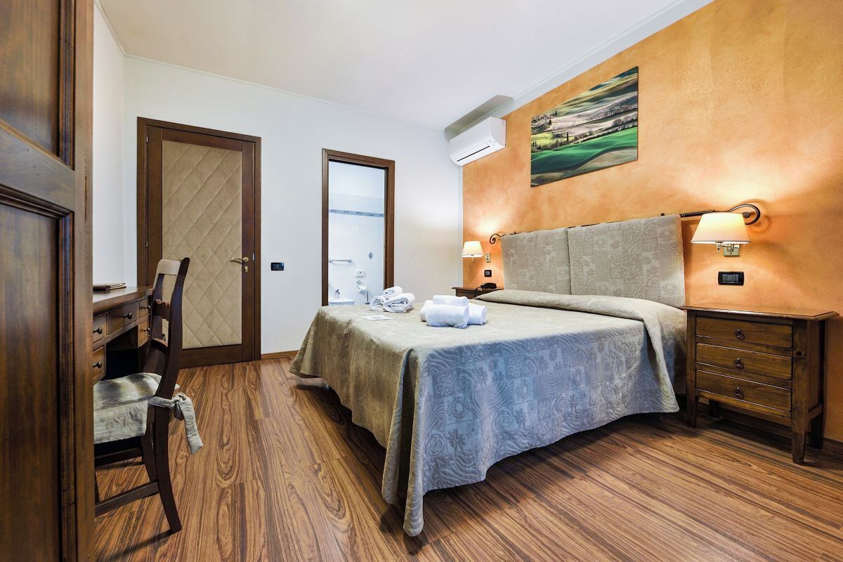 Camera Comfort | Una cassaforte in camera, una scrivania, postazione laptop