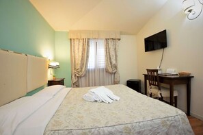 Singola Superior | Una cassaforte in camera, una scrivania, postazione laptop