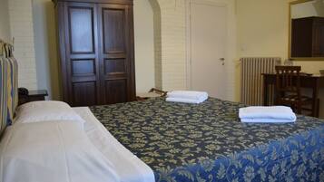 Superior-Einzelzimmer | Zimmersafe, Schreibtisch, laptopgeeigneter Arbeitsplatz