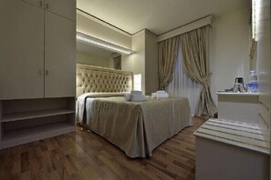 Superior Double Room | In-room safe, desk, laptop workspace, free WiFi - Arcobaleno Boutique Hotel (Siena)