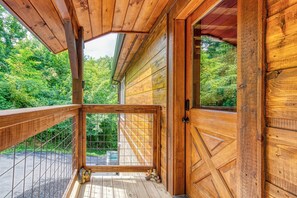 Property grounds - PEACEFUL PRIVACY! SMOKY MOUNTAINS!  Sleep 8/Hot Tub/Games/Family-pet friendly (Gatlinburg)