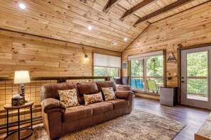 Smart TV, fireplace, video games, DVD player - PEACEFUL PRIVACY! SMOKY MOUNTAINS!  Sleep 8/Hot Tub/Games/Family-pet friendly (Gatlinburg)