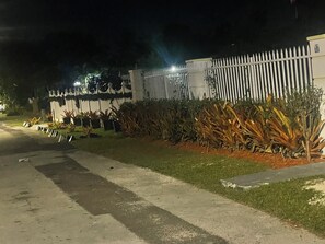 Property grounds - Dania’s Den - Cozy 1-bedroom in charming Nassau, minutes away from Palm Cay (Nassau)