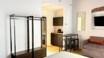 Suite Deluxe | Escritorio, espacio para trabajar con un portátil, cortinas opacas