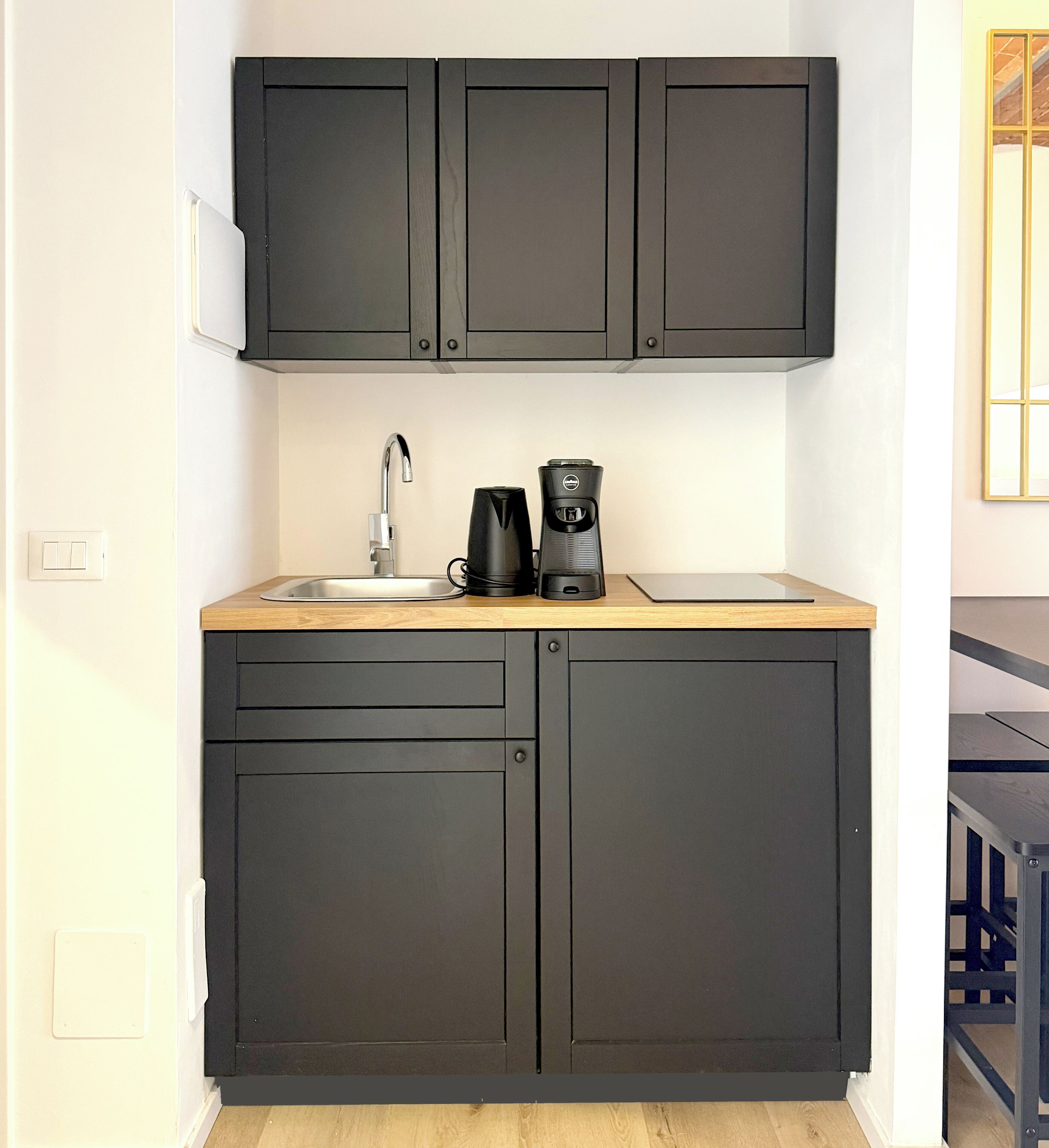 Deluxe Suite | Private kitchen | Microwave, stovetop, cookware/dishes/utensils