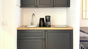 Deluxe Suite | Private kitchen | Microwave, stovetop, cookware/dishes/utensils