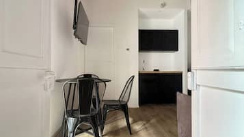 Executive Suite | Desk, laptop workspace, blackout drapes, soundproofing