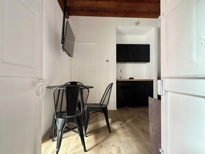 Executive Suite | Desk, laptop workspace, blackout drapes, soundproofing