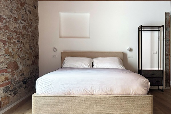 Deluxe Suite | Desk, laptop workspace, blackout drapes, soundproofing