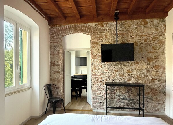 Executive Suite | Desk, laptop workspace, blackout drapes, soundproofing