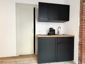 Junior Suite | Private kitchen | Microwave, stovetop, cookware/dishes/utensils - Palazzo Garbusi (Sarzana)