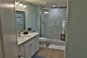 Suihku, hiustenkuivaaja, pyyhkeet, saippua