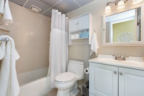 Haartrockner, Handtücher, Seife, Toilettenpapier