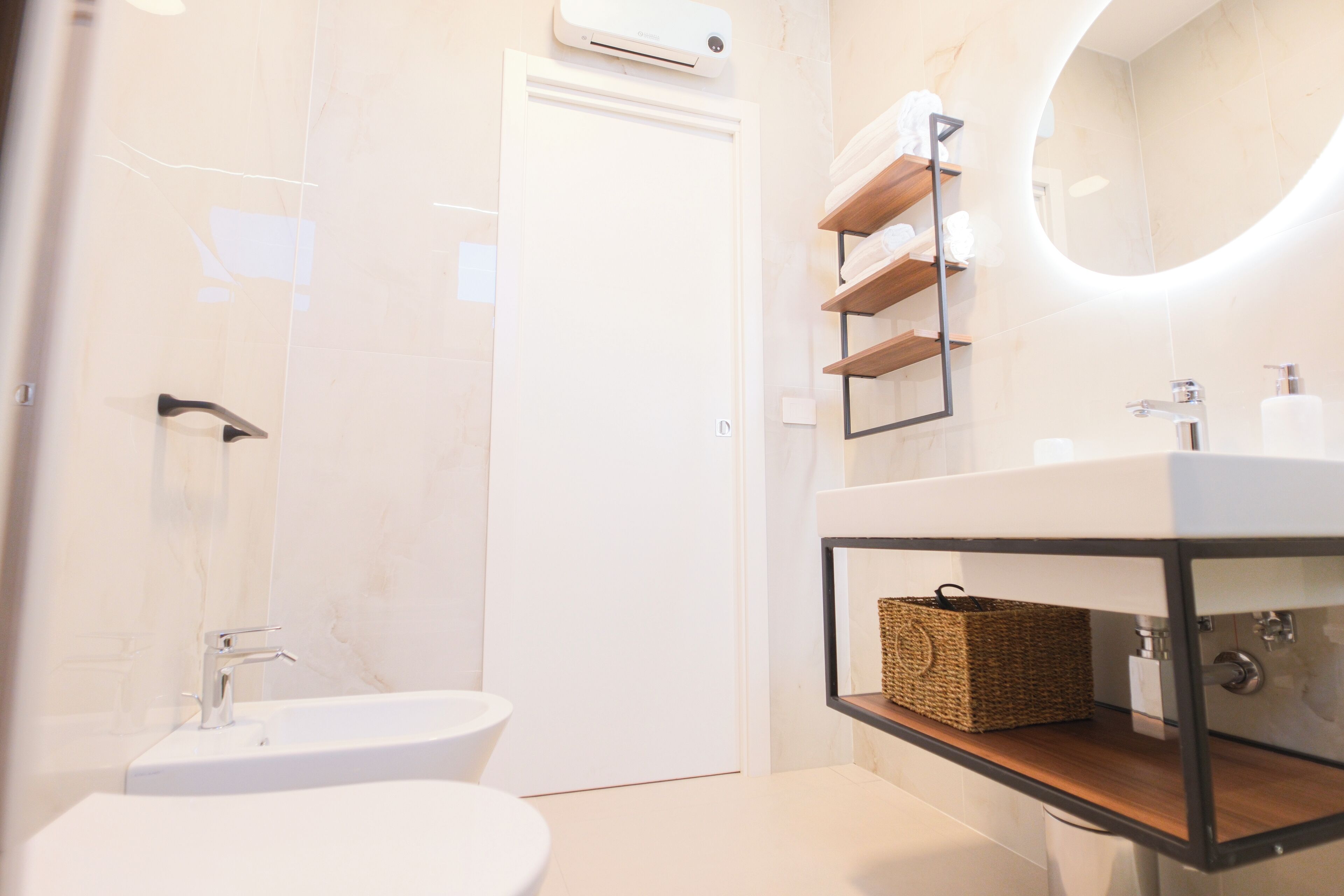 Een douche, een haardroger, een bidet, handdoeken