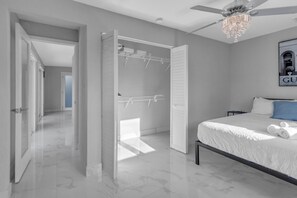 3 bedrooms, in-room safe, iron/ironing board, free WiFi - Poolside Paradise (Homestead)