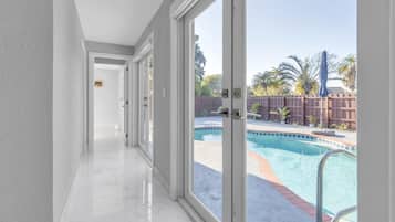 Una piscina al aire libre, una piscina climatizada