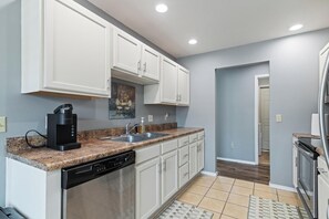 Mikrowelle, Ofen, Herdplatte, Geschirrspüler