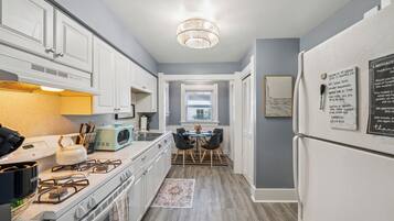 Geladeira, micro-ondas, fogão, cooktop