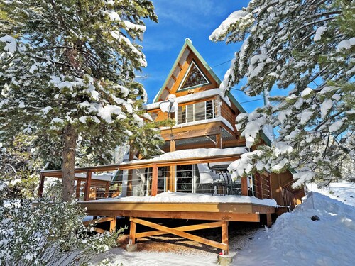 Chalet Cabin in Cascades Wonderland near Crater Lake w/ EV Charger & Fast Wi-fi