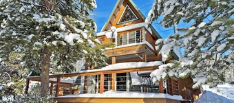Chalet Cabin in Cascades Wonderland near Crater Lake w/ EV Charger & Fast Wi-fi