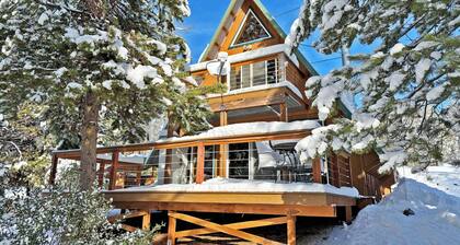 Chalet Cabin in Cascades Wonderland near Crater Lake w/ EV Charger & Fast Wi-fi