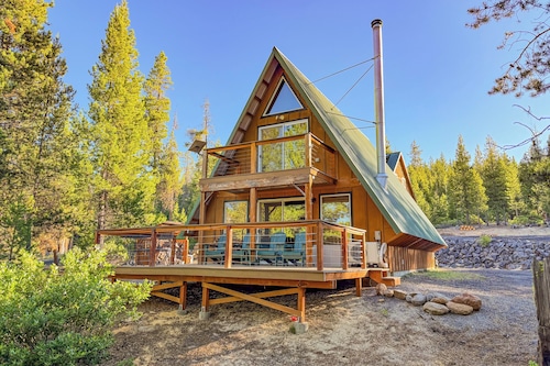 Chalet Cabin in Cascades Wonderland near Crater Lake w/ EV Charger & Fast Wi-fi