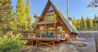Chalet Cabin in Cascades Wonderland near Crater Lake w/ EV Charger & Fast Wi-fi