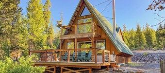 Chalet Cabin in Cascades Wonderland near Crater Lake w/ EV Charger & Fast Wi-fi